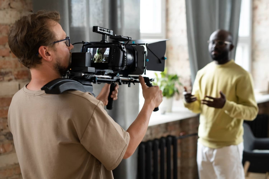 مردی در حال فیلمبرداری و تهیه A-Roll و B-Roll برای فیلم